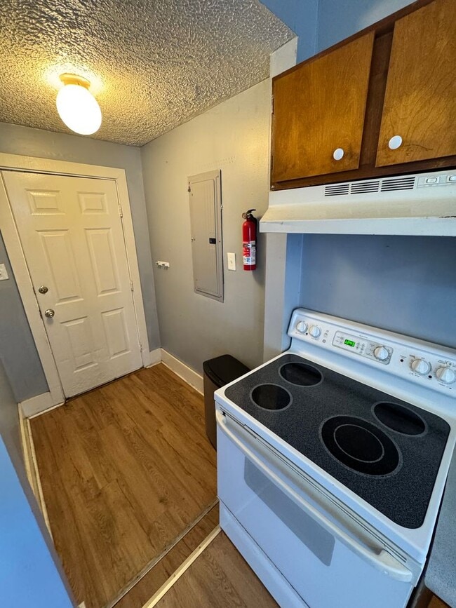 Building Photo - 2 bedroom house on Southside w Laundry HVAC