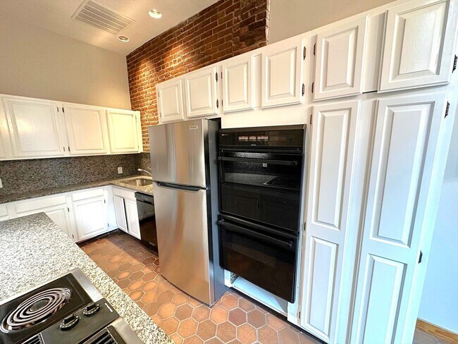 Building Photo - 32 Gloucester St