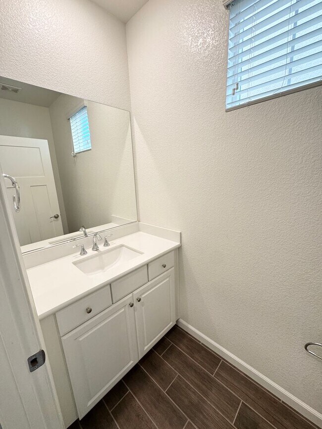 Building Photo - 3 Bed / 2.5 Bath Solar Home with Patio – Roseville – Available Now SEE VIDEO