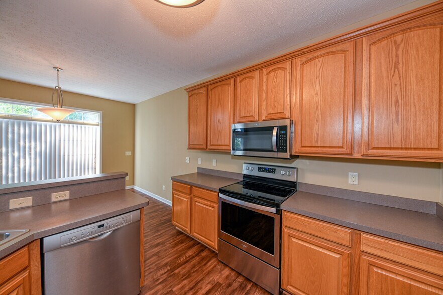 Building Photo - 5845 Crescent Ridge Dr