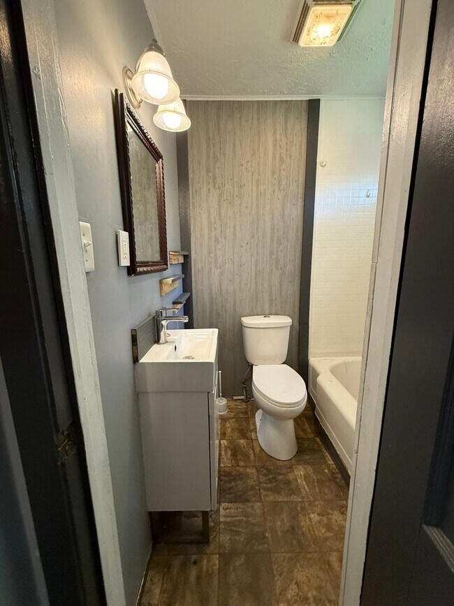 Building Photo - Charming 1 Bedroom Home