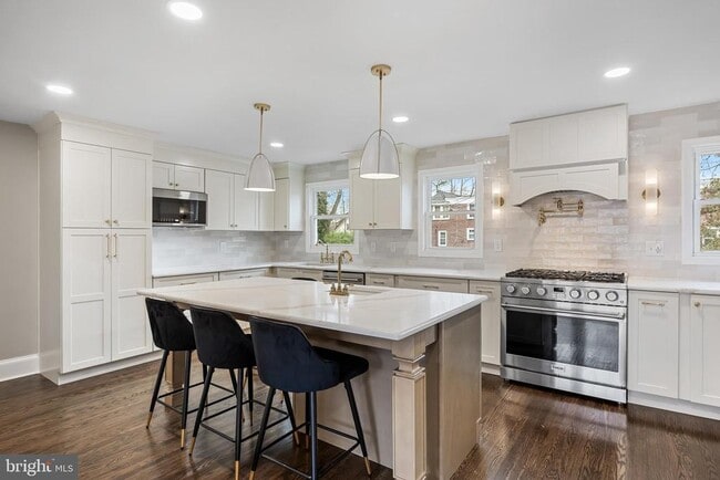 Building Photo - 113 W Albertson Ave