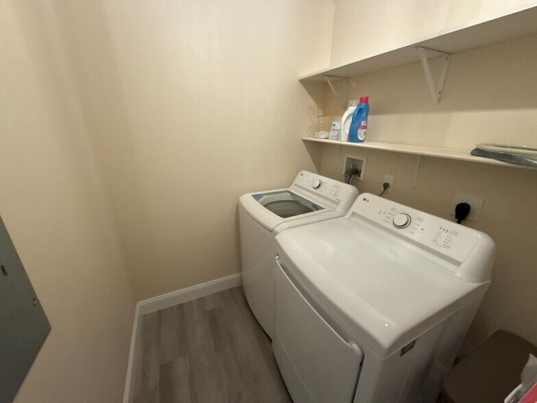 Building Photo - 6230 W Glen Robbin Ct