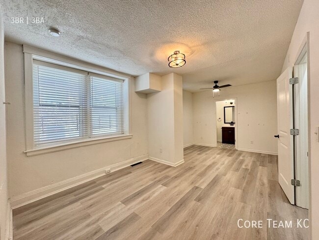 Building Photo - 1413 W 39th St