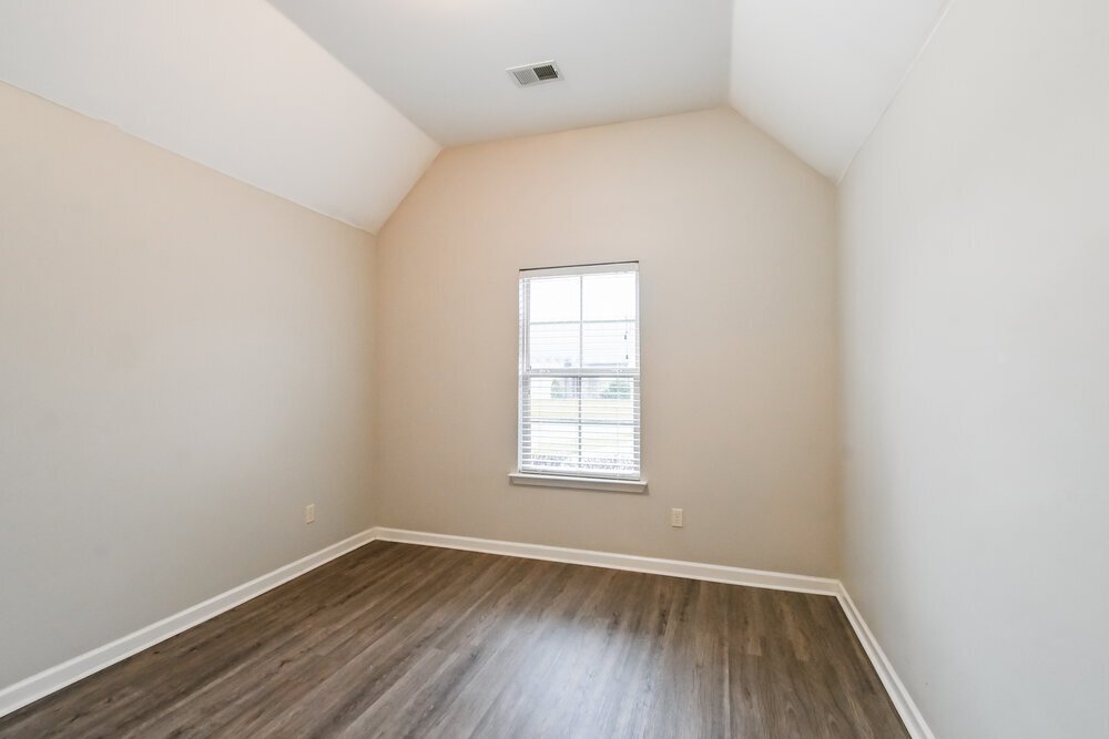 Building Photo - 5690 Bedford Loop W