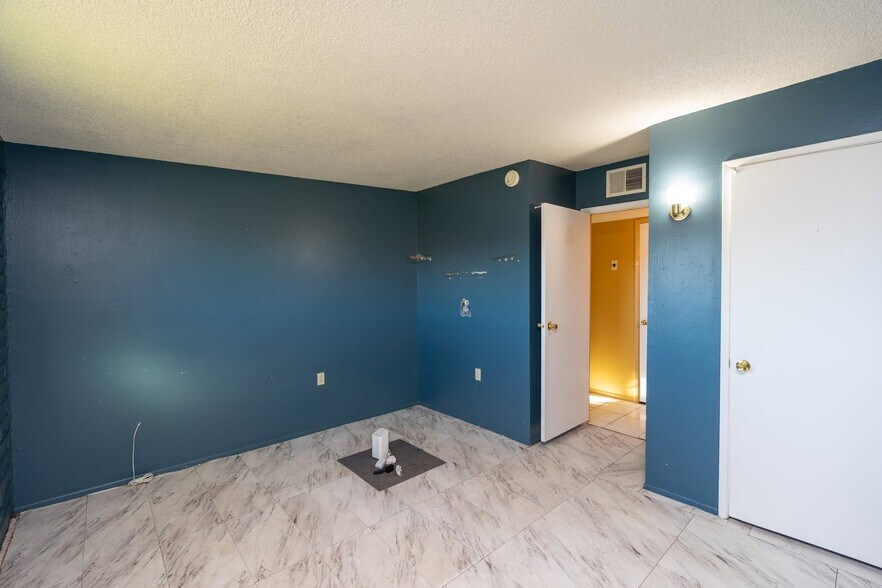 Building Photo - 702 N Skyline Dr