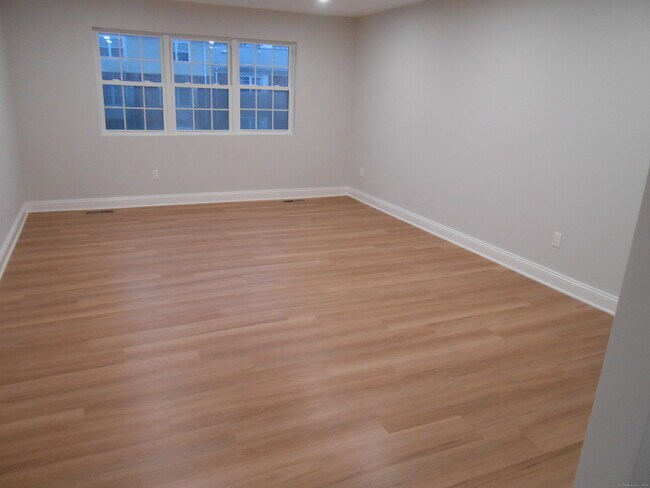 Building Photo - 50 Greenhouse Rd