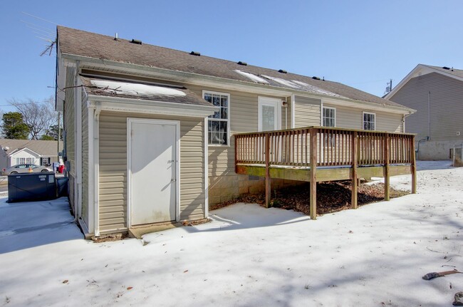 Building Photo - Cozy 3 bd 2 bath in the heart of Clarksville.  Fresh paint and Flooring!