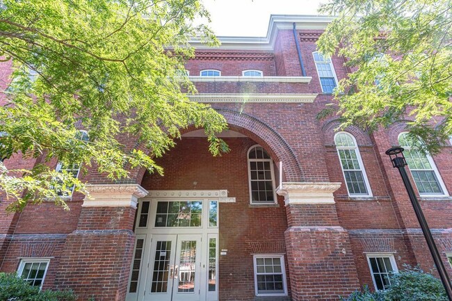 Building Photo - Stunning Capitol Hill One-Bedroom!