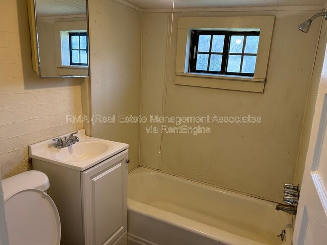 Building Photo - 821 Williams St