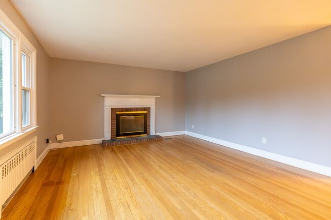 Building Photo - 3 Bedroom, 2 Bathroom home with Finished B...