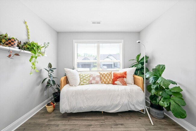 Building Photo - 3 bedroom Pet Friendly Home For Rent Near Needmore Road!