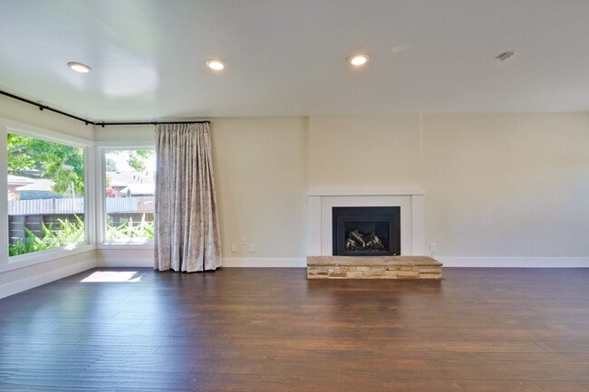 Building Photo - Beautifully remodeled 2 bed, 2 bath home.