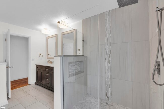 Building Photo - 203 Roper Mountain Rd Ext