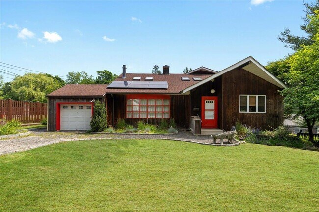 Primary Photo - 18 Harvard Ln