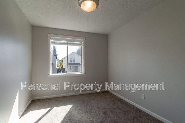 Building Photo - 5705 NE 59th Way