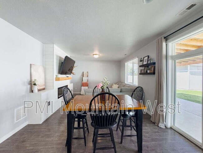 Building Photo - 3565 Water Lilly Ln