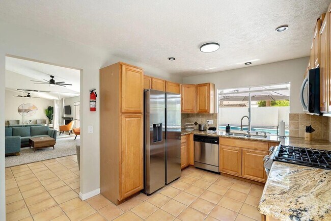 Building Photo - 864 S Mountain View Dr
