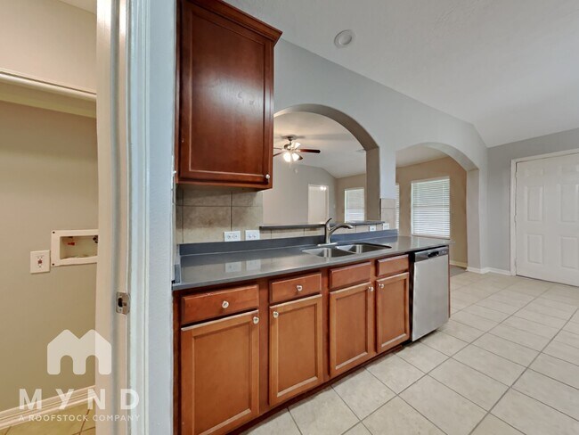 Building Photo - 7014 Crescent Moon Dr