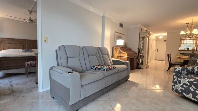 Building Photo - 1161 Hillsboro Mile