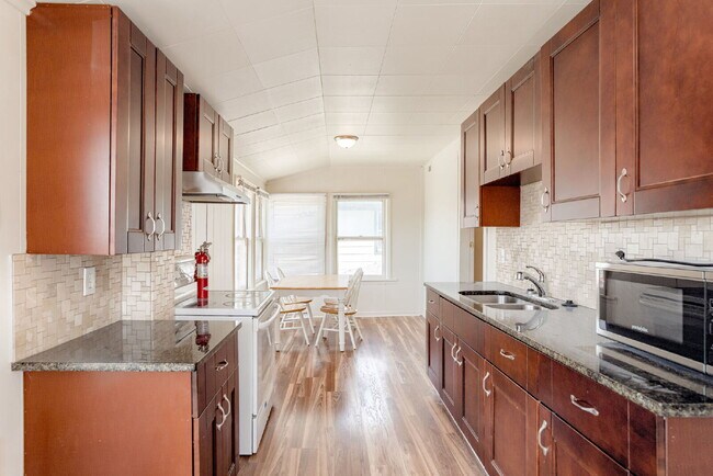 Building Photo - Blackstone Duplex