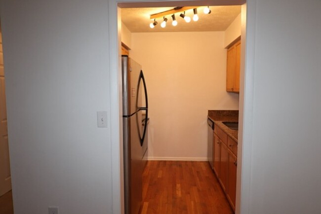 Building Photo - 2 bed 2 Baths Condominium-Rent (*2nd Month...