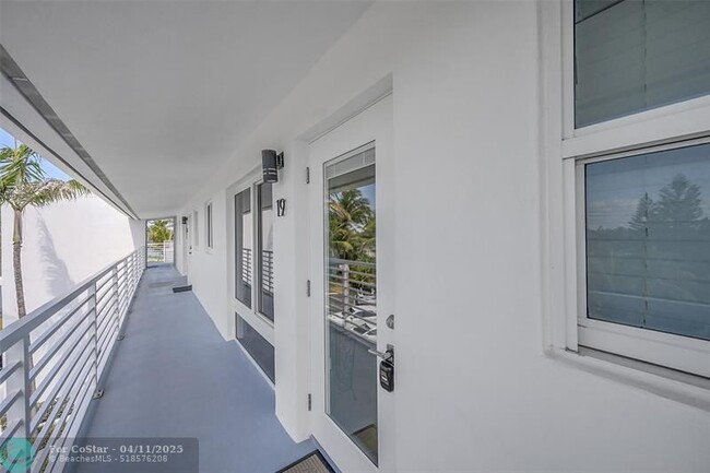 Building Photo - 1041 Hillsboro Mile