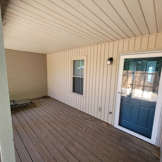 Building Photo - 3/2 Townhouse-Cookeville City Limits-End Unit