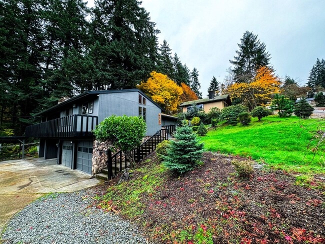 Building Photo - Elaborate 4 Bedroom 3 Bathroom Retreat in ...