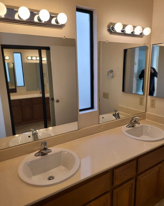 Building Photo - View 2bed 2.5bath, 3 Balconies, 2 Car Garage, pool in Tierrasanta!