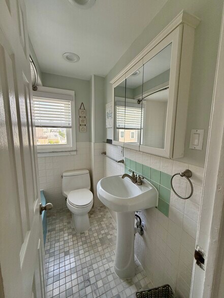 Bathroom - 435 Harborside Dr W