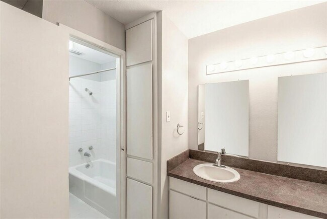 Building Photo - 8206 Exmoor Dr