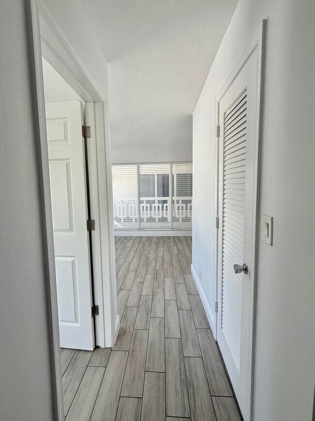 Building Photo - 4901 NE 26th Ave