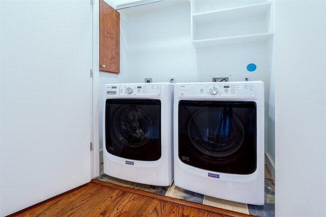 Building Photo - 5321 Lillian St