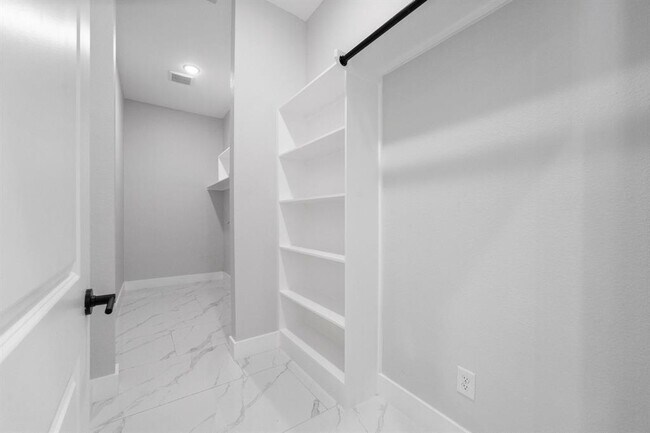 Building Photo - 327 Paradise Ln