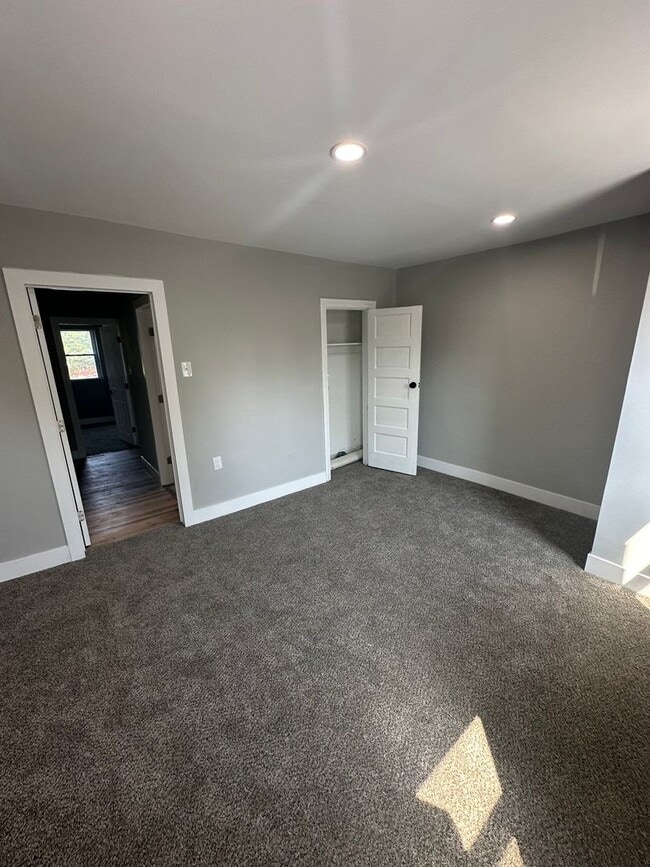 Building Photo - Renovated 3 Bed, 1 Bath townhome
