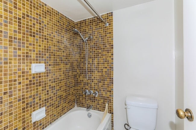 Building Photo - Aloha Towers - 2 bedroom, 2 bath corner unit with 1 covered parking stall