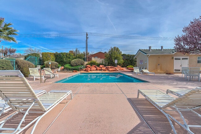 Building Photo - Fully Furnished Home. All utilities includ...