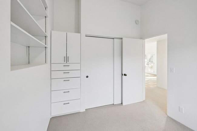 Building Photo - Charming 4BR Home Available in Private Portola Valley Cul de Sac