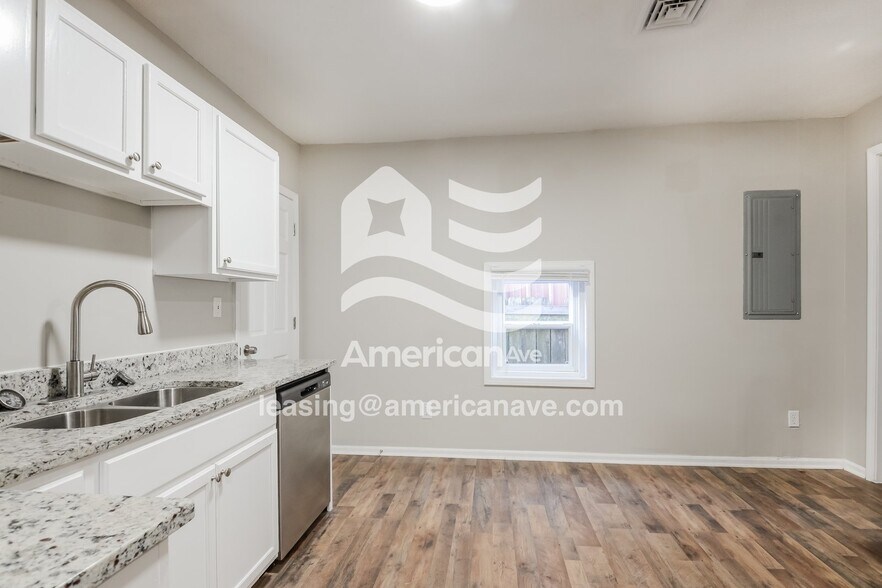 Building Photo - 1515 Villa Ave