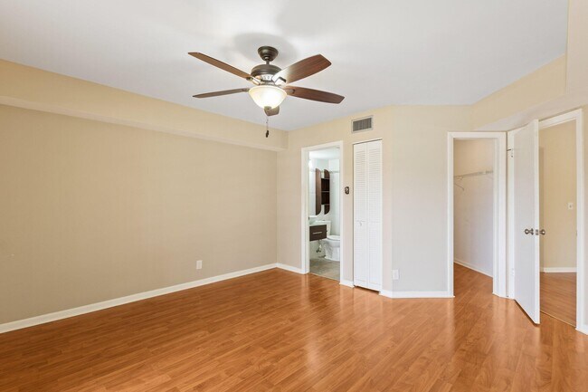Building Photo - 5040 Rose Hill Dr