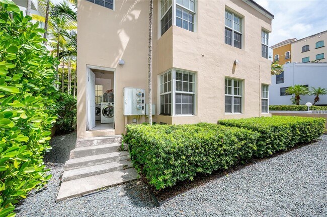 Building Photo - 32 Calabria Ave