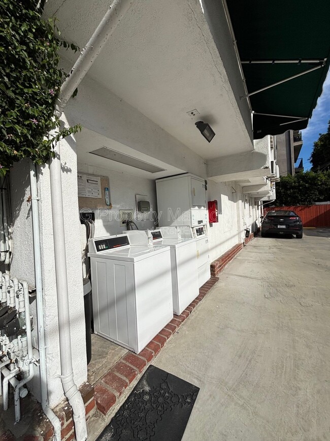 Building Photo - 10818 Blix St
