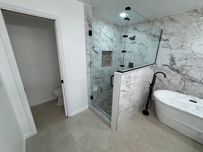 Building Photo - Completely Remodeled Home in Englewood