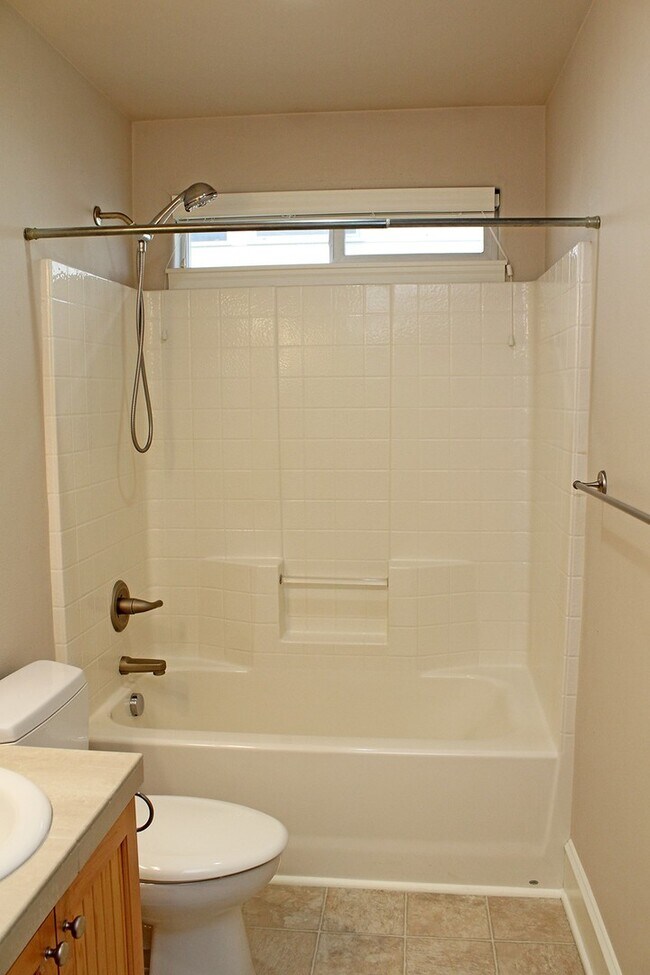 Building Photo - Spacious 4 BDR Legend & Renaissance Constr...