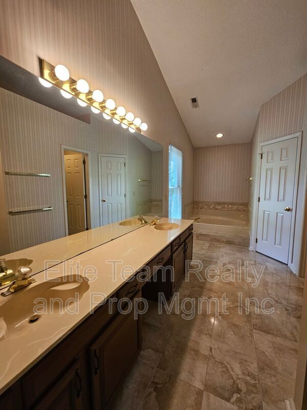 Building Photo - 4015 Brownes Ferry Rd