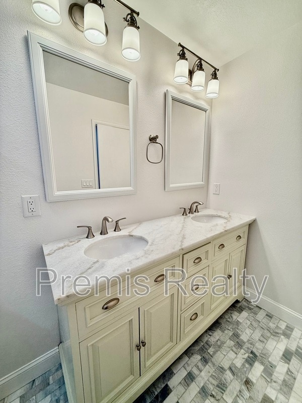 Building Photo - 957 Weathersfield Dr