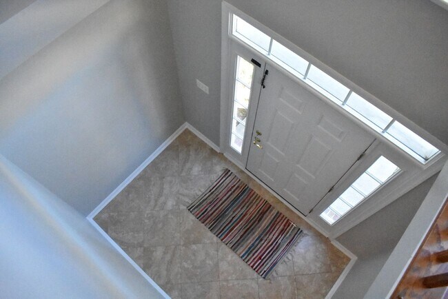 Building Photo - North Stafford End Unit Townhome !!