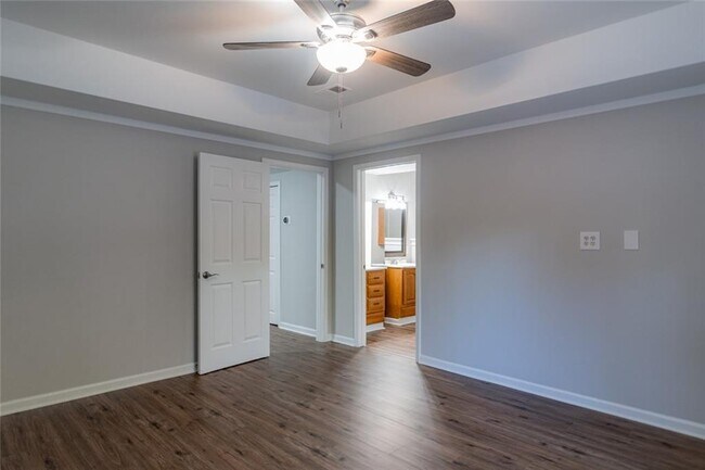 Building Photo - 3599 Lower Roswell Rd