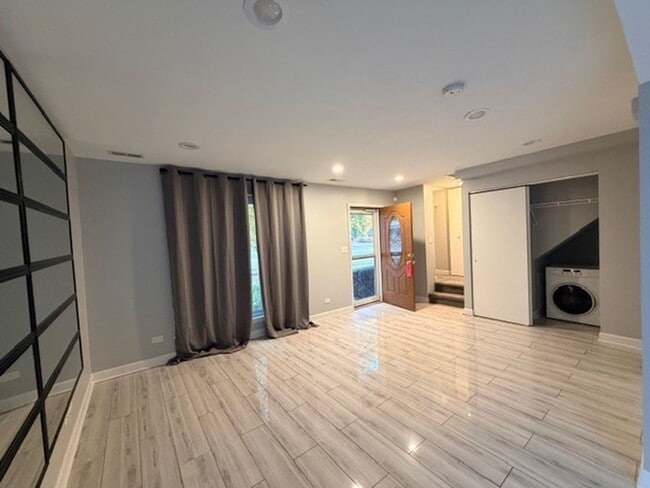 Building Photo - Large 3 Bedroom 1 Bath Townhome